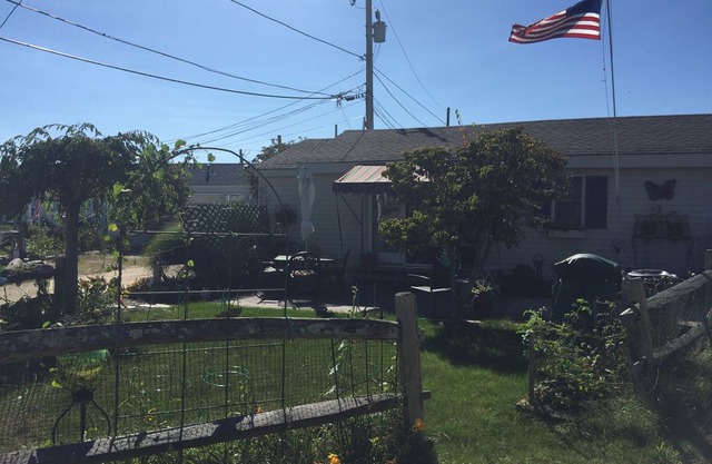 Family friendly East Matunuck cottage steps to beach & salt Pond
