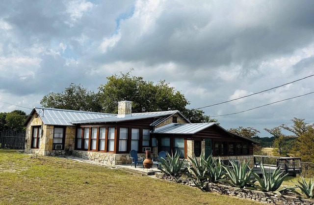 Family gathering favorite! Rare & private Medina river access! 5 min to Bandera!