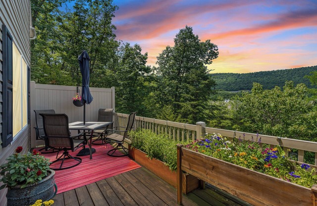 Family & Group Friendly Mountain Retreat w/HotTub,EV Charger,Ski,Mountain View