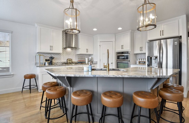 Family groups, hot tub, sleeps 16, 6br4ba, firepit