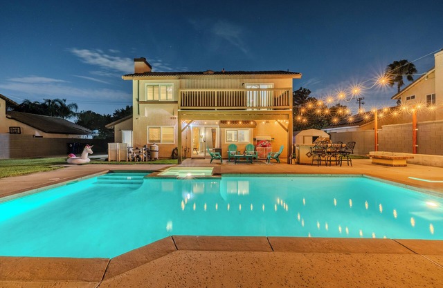 FAMILY HEATED POOL HOME/4BR/KING BED Suite/Arcade Games/Billiard Table/Slp12