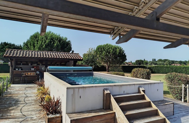 Family home with large garden and swimming pool. Close to the lake and village.