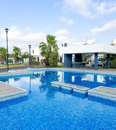 Family home with pool near the beaches