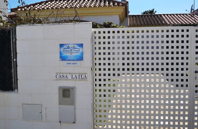 Family home with private pool, WiFi and pets allowed near the beach