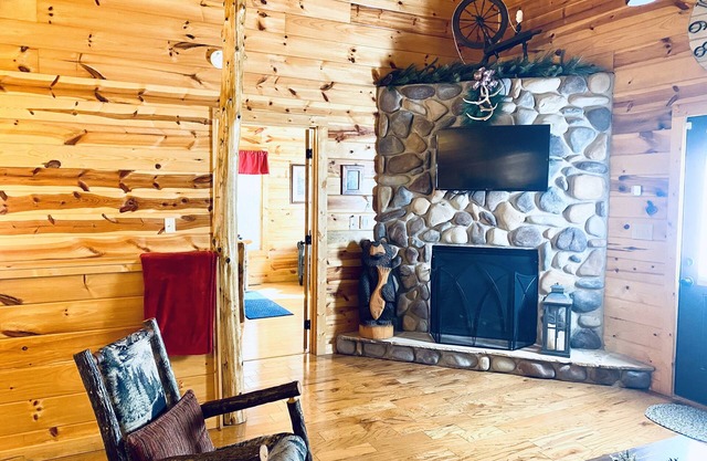 Family Oriented Cabin, Close to Major Attractions, Easy to Access, Sleeps 8