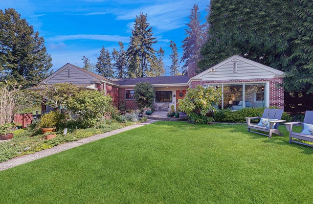 Family/Pet friendly escape with expansive lawn, near Robinson Beach