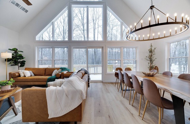 Family retreat: 5 bedroom modern chalet with Hot Tub, Bonfire, Mini Golf & More!