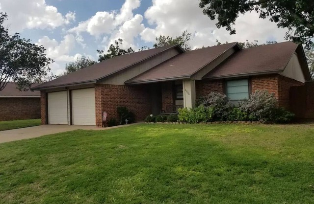 Family-sized home with quick access to the loop!