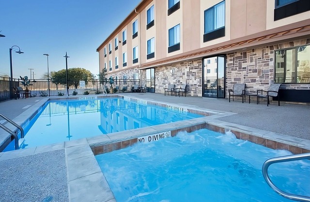 Family Stay! Spacious Unit, Pool, Free Breakfast, Wifi, and Parking