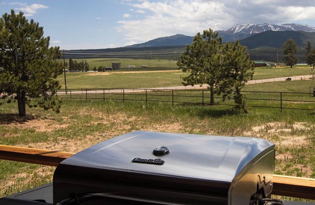 Family themed 6-bedroom house, Pikes Peak view, Hot tub, game room