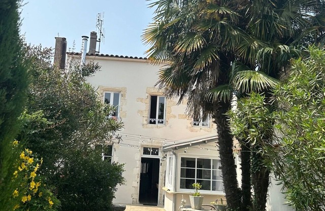 Family villa near the ocean, sleeps 10, pets welcome!