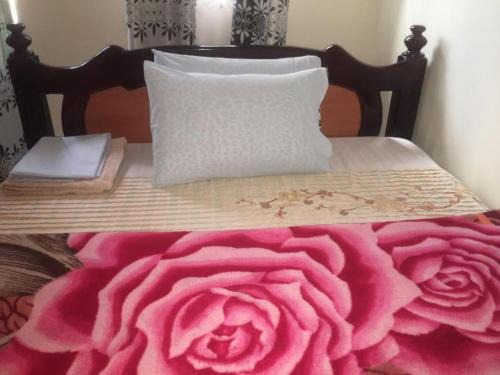 Famko Hotel - Sleeps 24 - Parking - Garden