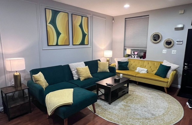 "Fan Favorite"- Historic townhouse blocks from Ravens & Orioles Stadiums & UMMC