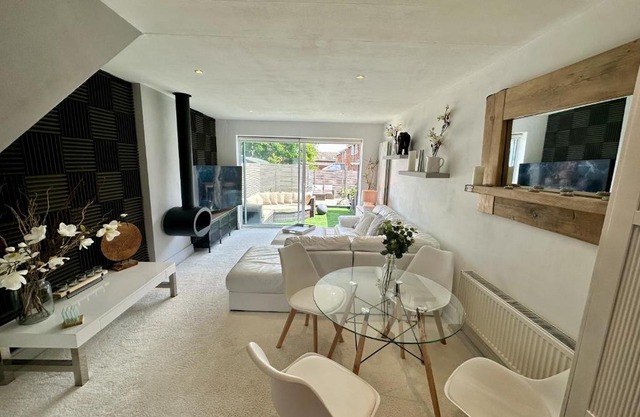Fantastic 2-Bed House with Parking - Hosted by Hutch Lifestyle