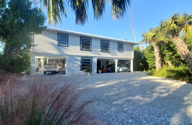 Fantastic 3-bedroom beach house-Sanibel-monthly rentals only-between January>May