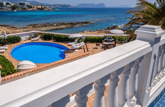 Fantastic Apartment by the Sea with Air Conditioning, Wi-Fi, Pool & Terrace
