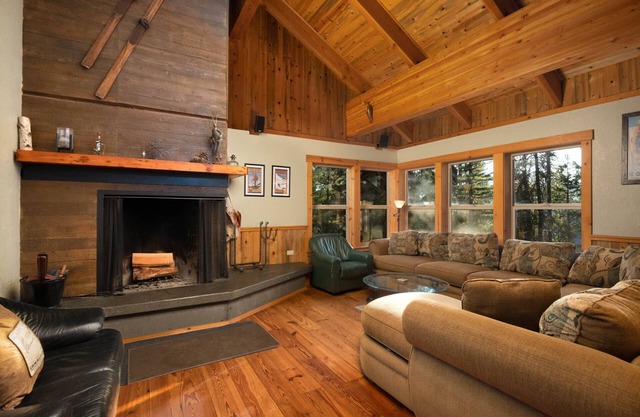 Fantastic Custom Mountain Cabin w/Lodge Vibes, Hot Tub, Home Theater