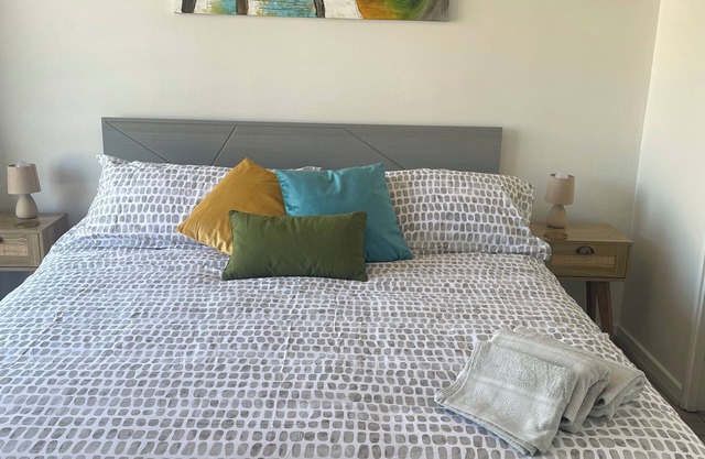 Fantastic location, subway, commerce, mall, parking, A/C, king bed