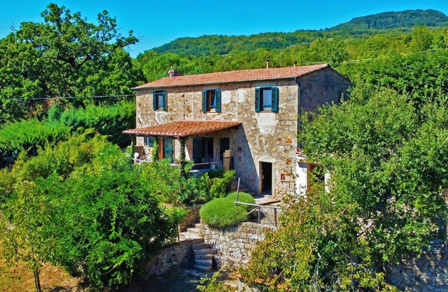Fantastic stone house with several terraces and views of the Maremma