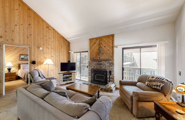 Fantastic Vacation Retreat w/Shared Pool, Hot Tub, Sauna + Free WiFi