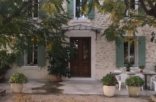 Farm house, 5 miles from Avignon! Vineyard