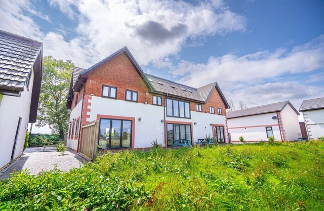 Farm House for Large groups: 8 bedrooms & 7 baths