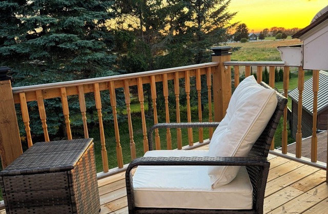 Farm House Oasis: Hot Tub, Ski Trails, sleeps 12