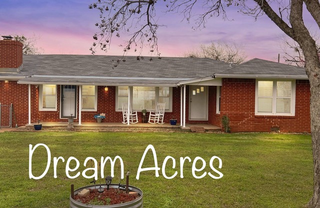 Farm Retreat Pet-Friendly Near SAFB, WF, Hunting, Fishing Adventure nearby.