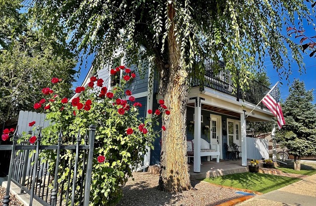 Farmhouse-2 Bedroom Downstairs Unit - Short Walk to Courthouse Square