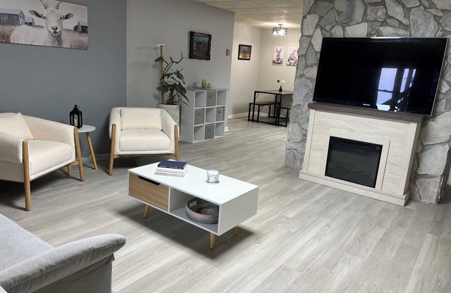 Farmhouse apartment with WiFi in Piney Creek - 2 bedrooms