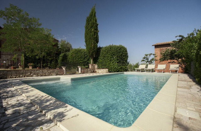 Farmhouse for 4 people with swimming pool in Asciano in the Crete Senesi area