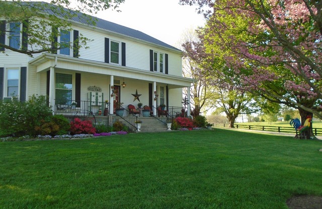 Farmhouse in the Country-Perfect Place to Relax and Enjoy Family and Friends!