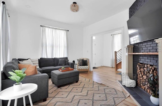 Farmhouse Stunner - 5 min drive to TIAA Bnk Field!