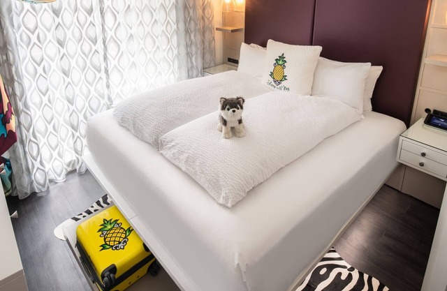 Fashionista King Space, Artsy Boutique Hotel: Relaxing Stays, Near Broadway