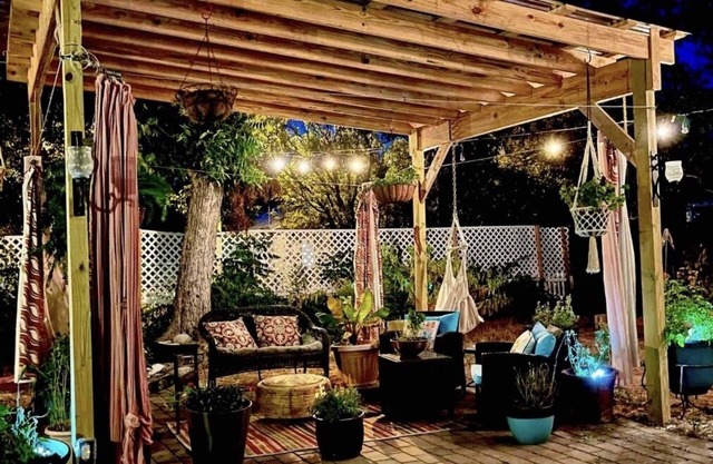 Feel local! A Football Field Stroll to Downtown & the River! Pets encouraged!n