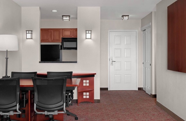 Feels Like Home! With Full Kitchen, Complimentary Airport Shuttle!