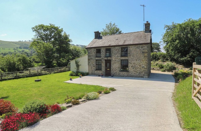 FELIN GOGOYAN, pet friendly, with hot tub in Llanddewi-Brefi