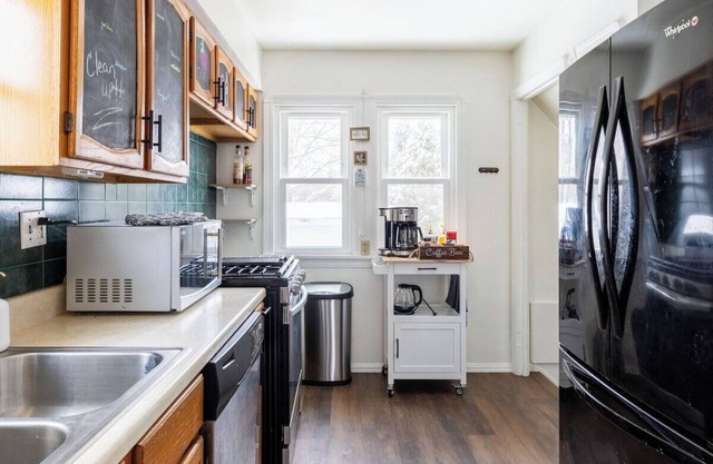 Felton · King Bed, Fire Pit & Whimsical Sea