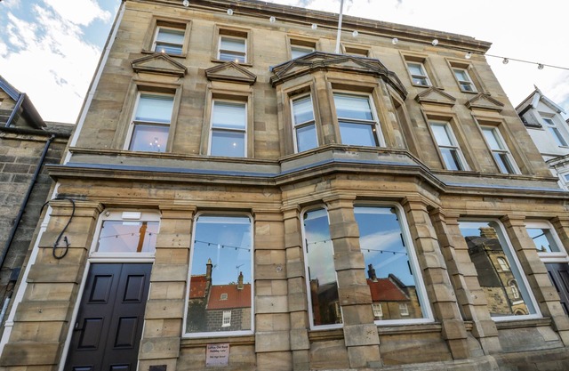 FENBY SUITE, romantic, character holiday cottage in Loftus