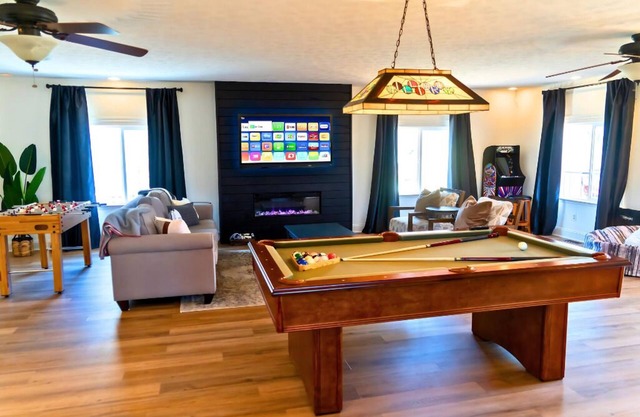 🐶 Fenced Backyard Oasis🔥Hot Tub 🍕PizzaOven🃏Huge Game Room
