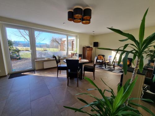 Ferienwohnung mit Garten und Bergblick