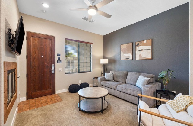 Festival & Fairway Retreat: Walk to Shuttle + Golf Nearby