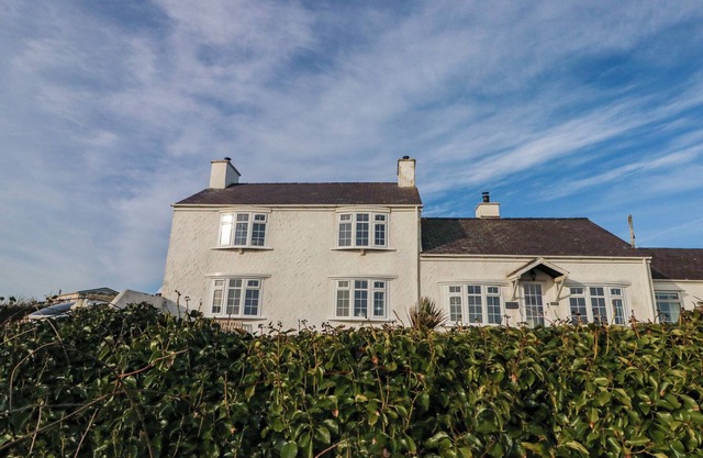 FFERM PORTHDAFARCH SOUTH FARM HOUSE, pet friendly in Trearddur Bay