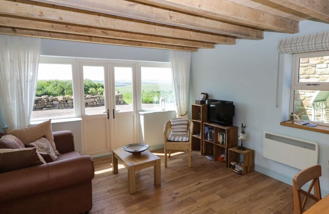 FIELD COTTAGE, pet friendly, character holiday cottage in Staithes