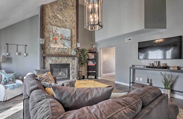 Fire Pit, Gazebo & Hot Tub: North Charleston Home!