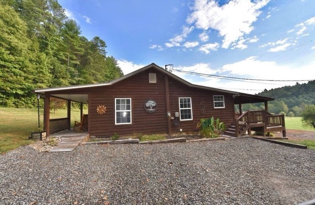 Firefly Retreat~3-bedroom cabin in fabulous Murphy with AC, WiFi.