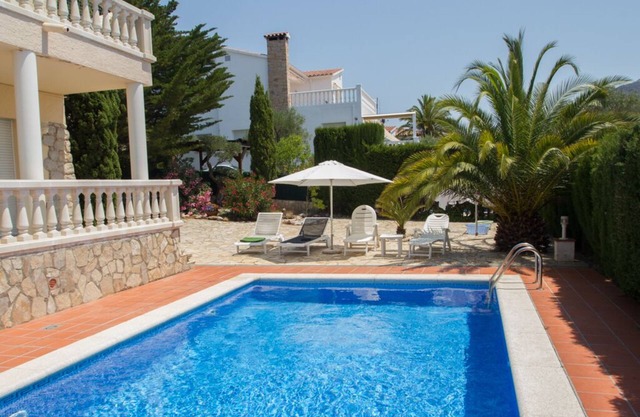 First floor apartment in villa with pool, residential area