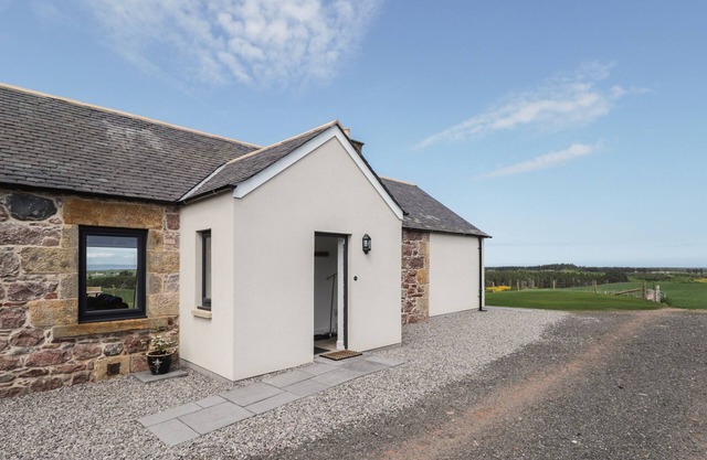 FIRTHVIEW, family friendly, with a garden in Auldearn