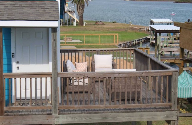 Fishing Cottage on ICW facing Sargentbeach with dock night fishing lights 2rooms