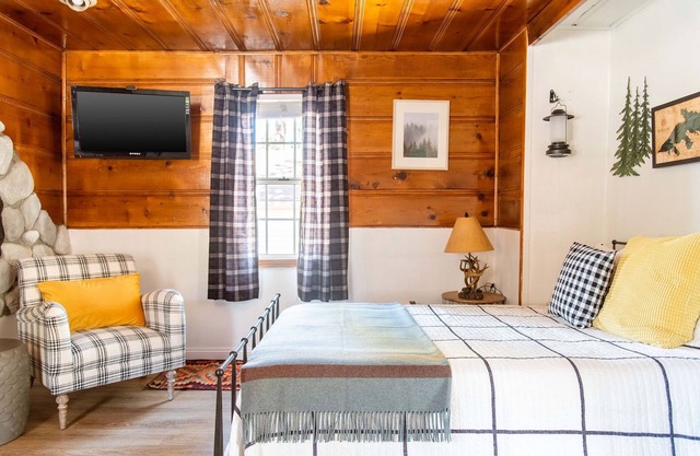 Fishing Lodge Cabin 2 at Lakewood Cabins w/EV Charging